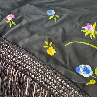 Mantoncillo Negro Bordado con Flores y flecos