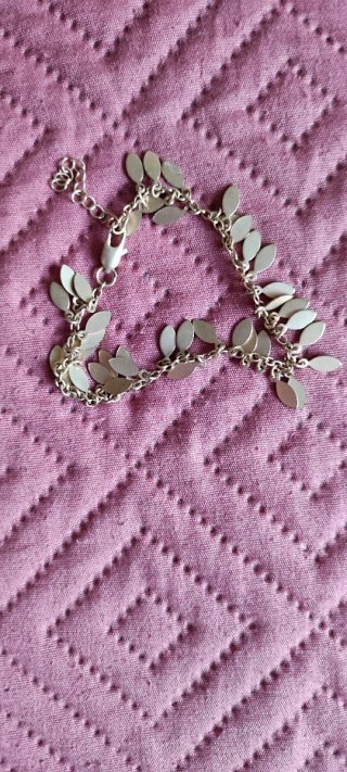 Pulsera con Abalorios de Hojas Plateada
