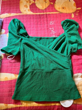 Blusa Verde con Escote Cruzado