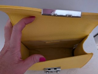 Bolso de fiesta amarillo con cadena plateada
