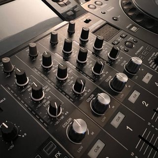 Pioneer XDJ-XZ DJ con extras