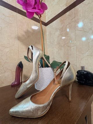 Zapatos dorados con pulsera