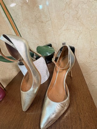 Zapatos dorados con pulsera