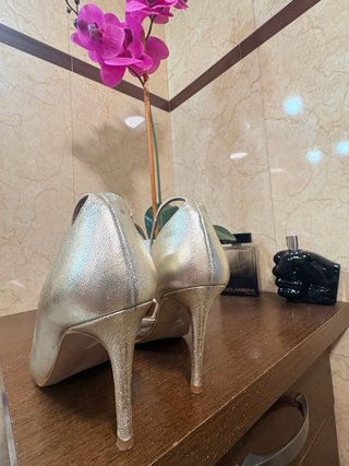 Zapatos dorados con pulsera