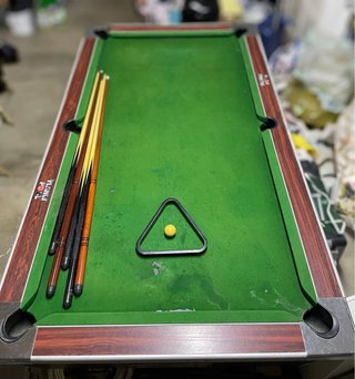 Mesa de Billar con Tacos y Accesorios