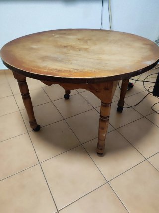 Mesa auxiliar de madera con ruedas
