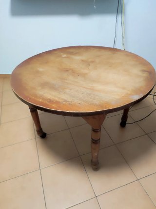 Mesa auxiliar de madera con ruedas