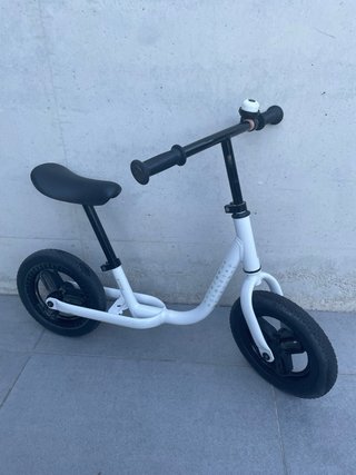 Bicicleta de equilibrio blanca