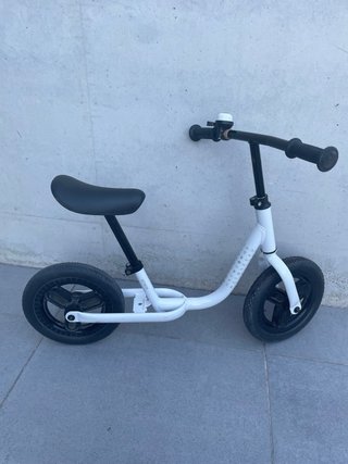 Bicicleta de equilibrio blanca