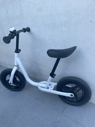 Bicicleta de equilibrio blanca