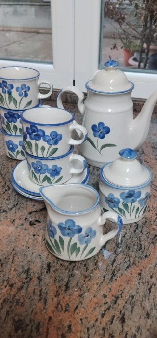 Juego de café de cerámica con flores azules