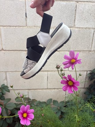 Sandalias de cuña negras y blancas
