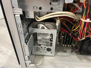 PC de sobremesa gris y multicolor