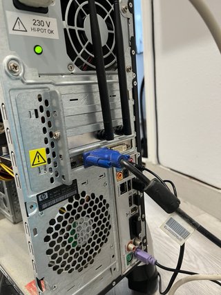 PC de sobremesa gris y multicolor
