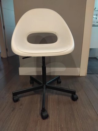 Silla con elevado con  ruedas