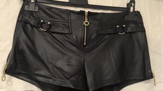 Short de cuero negro