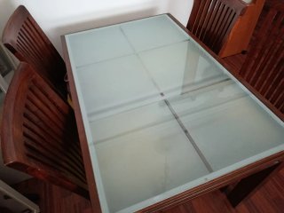 Mesa Extensible de Madera con Sillas