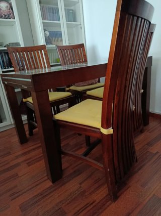 Mesa Extensible de Madera con Sillas