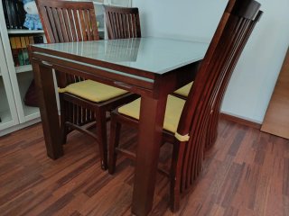 Mesa Extensible de Madera con Sillas