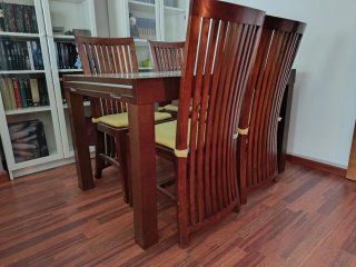 Mesa Extensible de Madera con Sillas