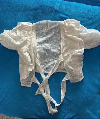Top Cropped Blanco Bordado con Volantes