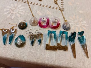 Collares y pendientes de resina personalizados