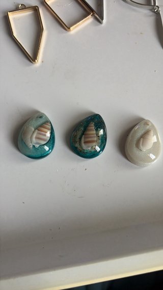 Collares y pendientes de resina personalizados