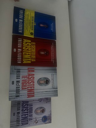 Cuatro libros de la asistenta
