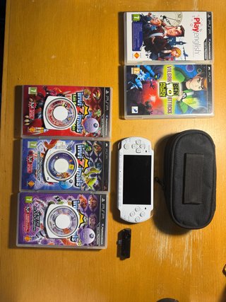 PSP Blanca + 4 Juegos + Accesorios