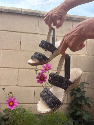 Sandalias cuña negras tejidas.
