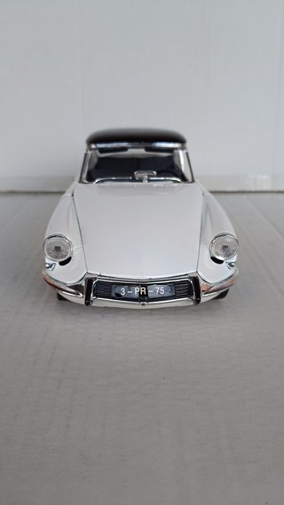 1/18 MODELLO CITROEN DS 19 BIANCA NO BURAGO