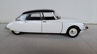 1/18 MODELLO CITROEN DS 19 BIANCA NO BURAGO