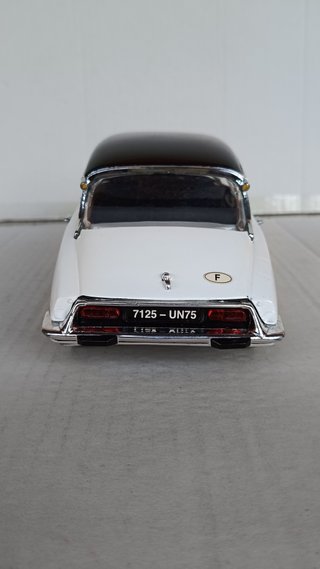 1/18 MODELLO CITROEN DS 19 BIANCA NO BURAGO