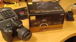 Nikon D5300 + objetivo + 2 baterías