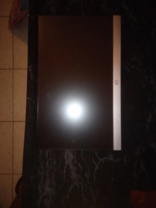Pantalla de ordenador marrón y plateada