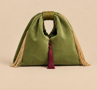 Bolsa de veludo verde com franjas e berloque