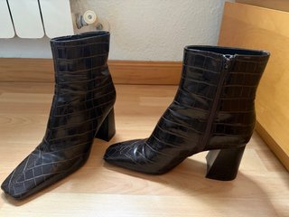 Botines con Tacón Mango, color Burdeos