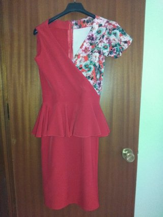 Vestido de evento rojo con estampado floral
