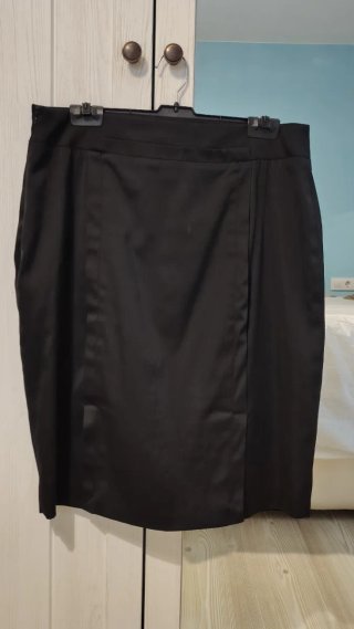 Falda negra elegante