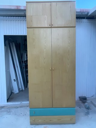 Armario de madera con puertas y cajones