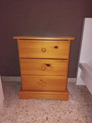 Mesita de noche de madera