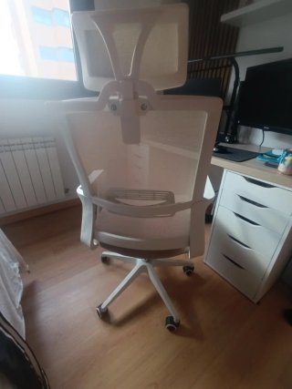 Silla de oficina SKLUM beige y blanca
