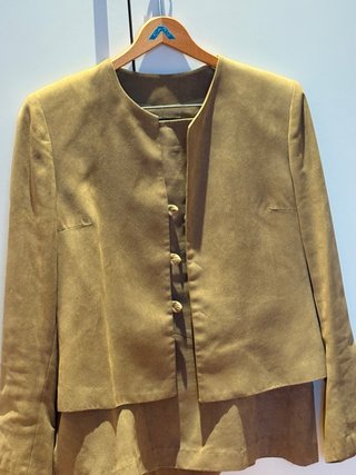 Traje chaqueta beige y dorado