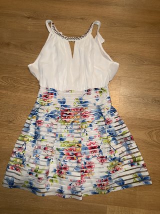 Vestido elegante blanco con flores
