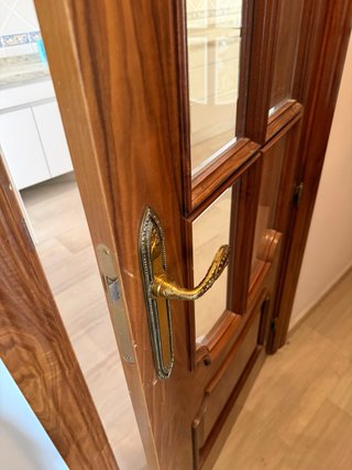 Lote de 12 Puertas de Madera con Manetas Doradas