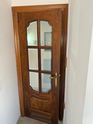 Lote de 12 Puertas de Madera con Manetas Doradas