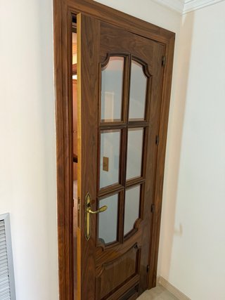Lote de 12 Puertas de Madera con Manetas Doradas