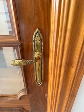 Lote de 12 Puertas de Madera con Manetas Doradas