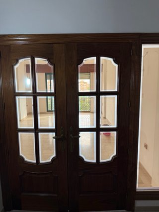 Lote de 12 Puertas de Madera con Manetas Doradas