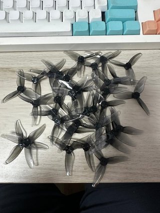34x Hélices Gemfan Hurricane 2520-3 FPV 2.5